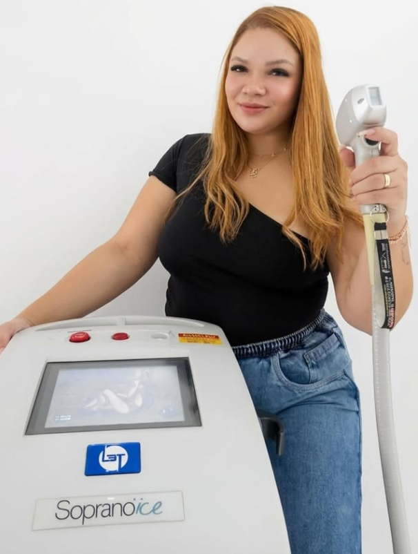 Larissa Soares segurando equipamento de laser no Studio Larissa Soares